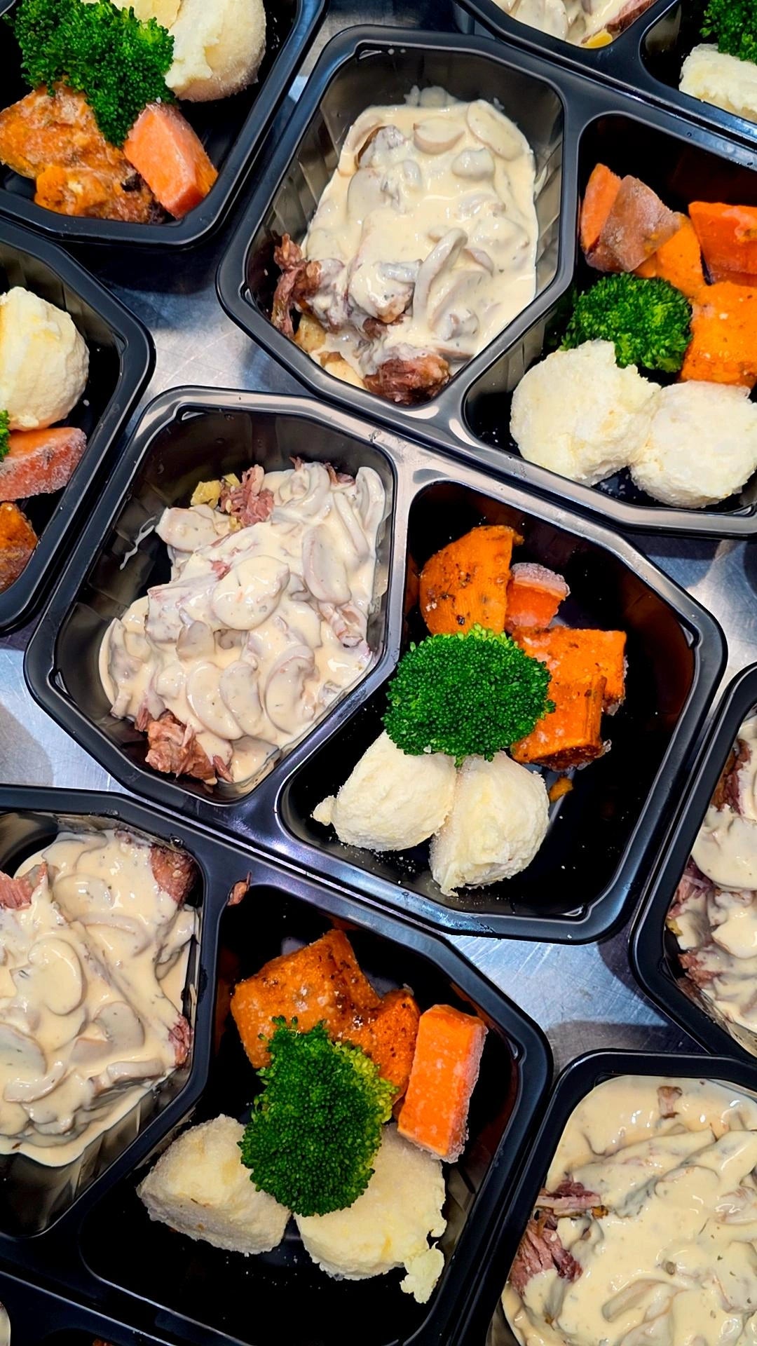 roast beef with mash potato, veggies & mushroom sauce